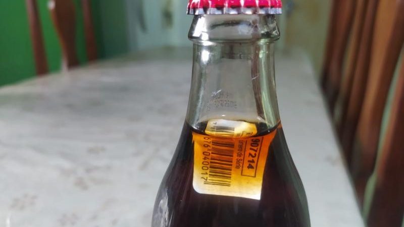 Pedrosegundense encontra etiqueta de código de barras dentro de garrafa de refrigerante