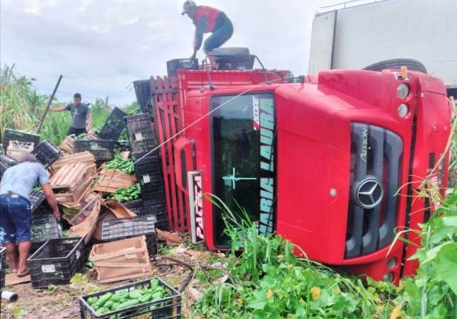 Caminhão carregado de frutas e verduras tomba na BR-222 entre Piauí e Ceará e carga é saqueada