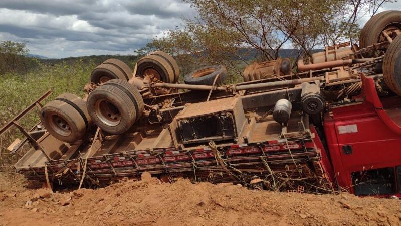 Caminhão com destino a Pedro II tomba em ladeira na zona rural de Poranga-CE