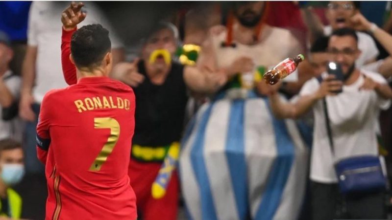 Vingança? Cristiano Ronaldo é atingido por garrafa de Coca-Cola em jogo da Euro
