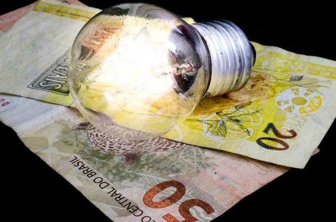 Conta de luz seguirá com taxa extra mais cara em julho, informa Aneel