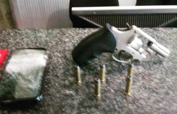 Força Tática do 12º BPM prende homem por posse de arma de fogo e objeto roubado em Piripiri