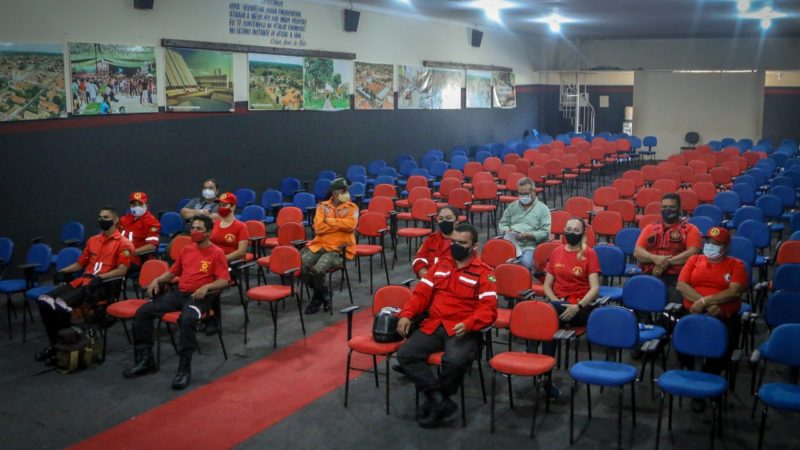 Brigadistas e bombeiros civis aprendem técnicas de combate a incêndio em Piripiri