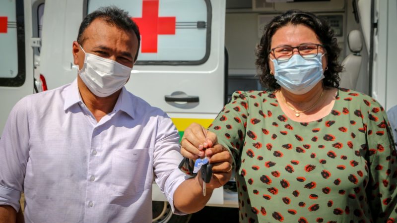 ANIVERSÁRIO: Prefeita entrega nova ambulância para SESAM em Piripiri