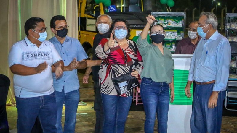 SEDUC de Piripiri recebe ônibus escolar e anuncia programa de complementação financeira para escolas