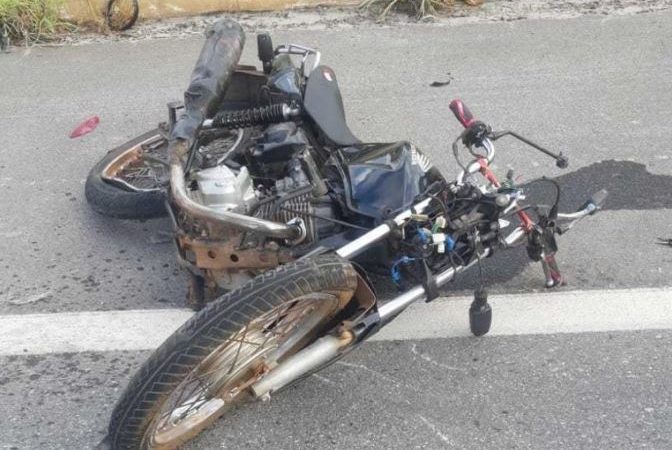 Motociclista morre em colisão frontal com carreta na BR-222 em Piripiri