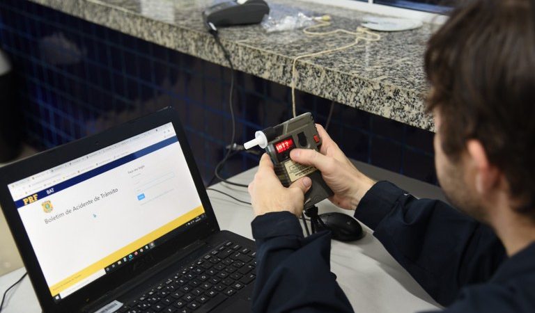 A cada 09h, um condutor é flagrado pela PRF Dirigindo sob o Efeito de Álcool nas rodovias federais piauienses