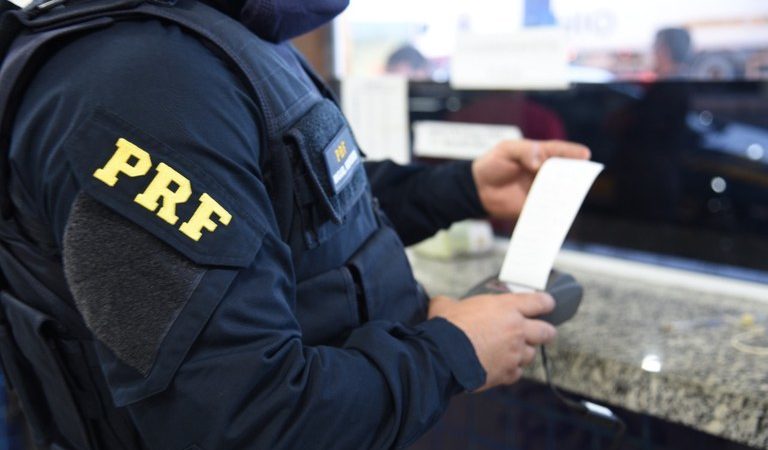 PRF apreende iPhones, eletrônicos e vinhos de origem estrangeira em ônibus na BR 230 em Floriano