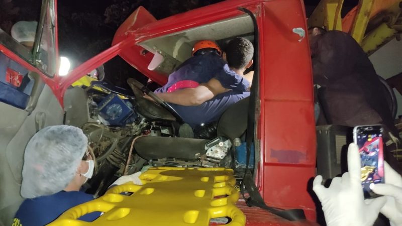 Motorista fica preso às ferragens após colisão entre caminhões em Barras
