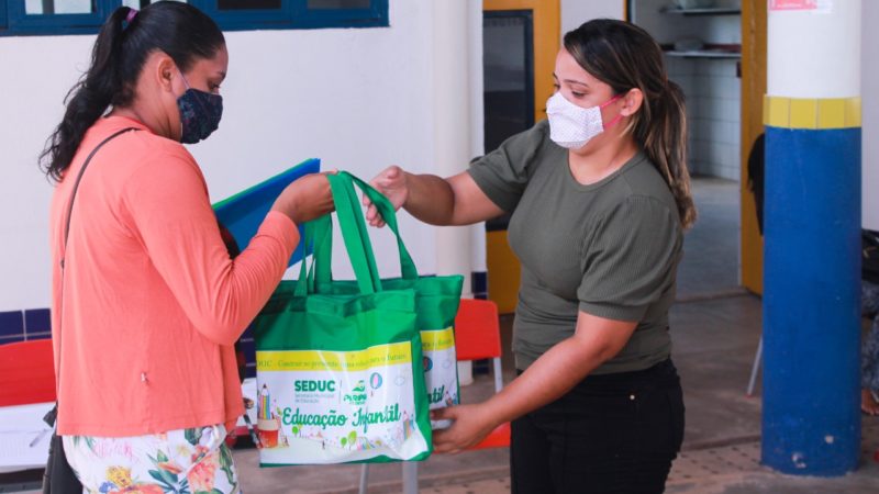 SEDUC começa entrega de kits escolares nas escolas da zona Urbana de Piripiri