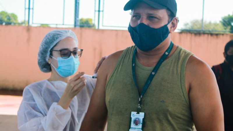 SESAM imuniza trabalhadores da Saúde e policiais com 2ª dose em Piripiri