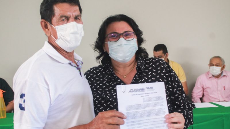SEAD entrega os primeiros 44 termos de posse de imóvel a famílias de Piripiri