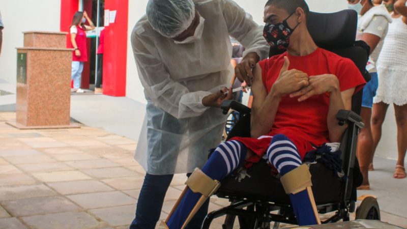 SESAM aplica segunda dose da vacina em usuários da APAE de Piripiri