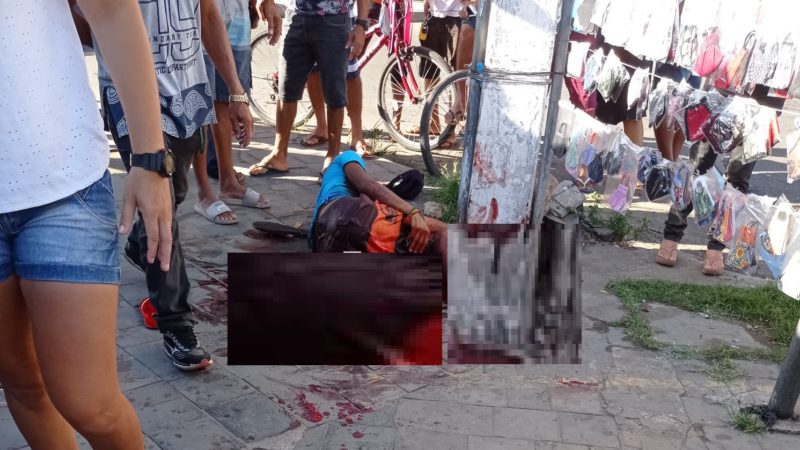 Após ser esfaqueado homem cai na calçada de agência bancária no centro de Piripiri; havia muito sangue no local