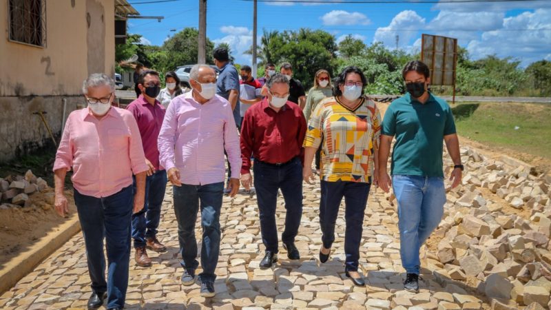Prefeita e comitiva visitam obras de pavimentação prometidas há 20 anos em Piripiri