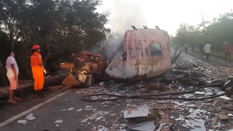 Acidente envolvendo duas Scanias causa incêndio em um dos veículos e deixa motorista ferido gravemente na BR-222 em Piripiri; Vídeo