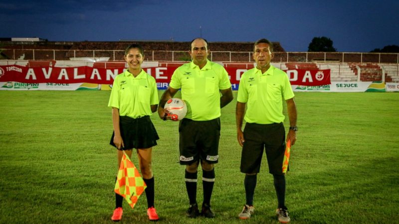 Aluna de Educação Física da Faculdade Chrisfapi torna-se a 1ª mulher de Piripiri a participar do trio de arbitragem em um campeonato local
