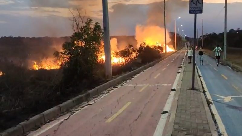 Principio de incêndio assusta pedestres na Orla do Açude Joana, em Pedro II
