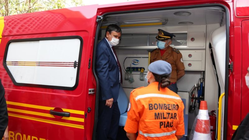 Governador do Piauí anuncia anuncia concurso para Bombeiros e entrega ambulância à corporação