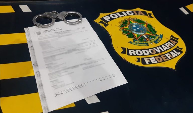 PRF cumpre mandado de prisão na BR-343 em Piripiri e prende homem que estava foragido da Justiça do Ceará