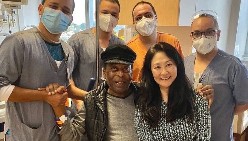 Pelé recebe alta e deixa o Hospital Albert Einstein após um mês internado