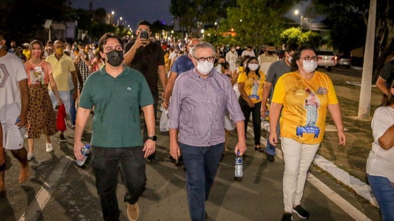 Prefeita Jôve Oliveira participa da procissão de encerramento do Festejo da Padroeira de Piripiri