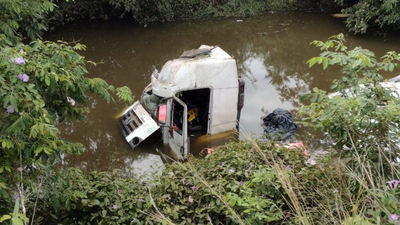 Caminhão carregado de motos cai em rio após colidir com automóvel na BR-343 em Campo Maior