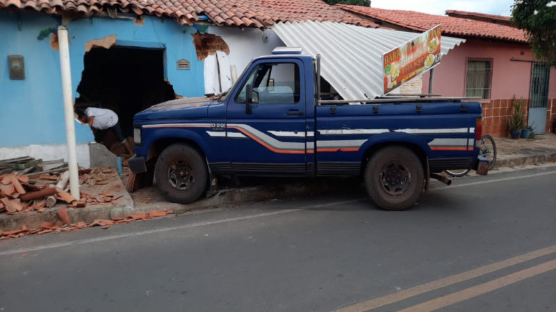 Homem perde controle de veículo e atinge parede de residência em bairro de Pedro II