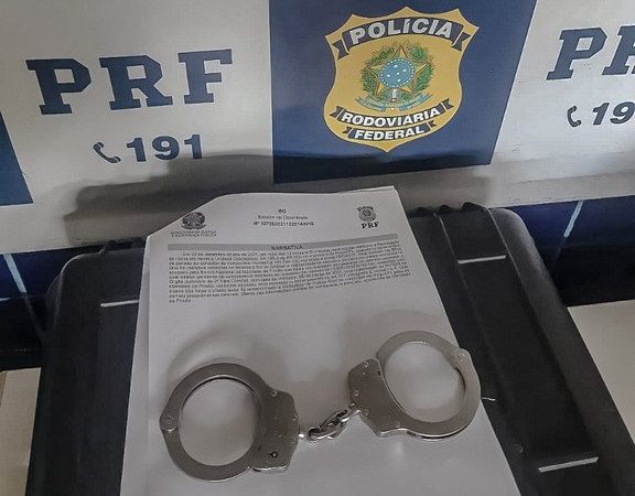 PRF cumpre mandado de prisão na BR-343 em Piripiri e prende homem acusado de Roubo