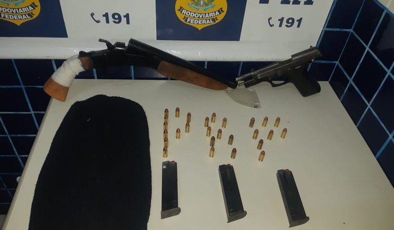 PRF prende em Piripiri dois homens acusados de envolvimento em sequestro em Teresina; duas armas foram apreendidadas