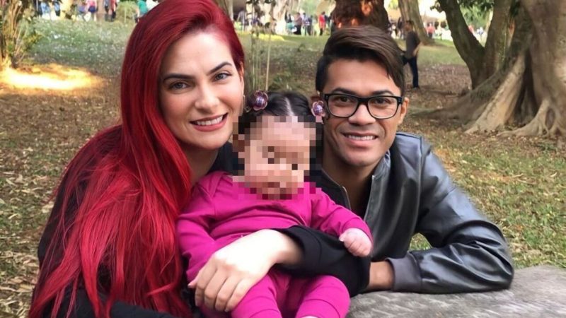 Cantora ex-vocalista da Malla 100 Alça desmaia com filha no colo e criança fratura fêmur