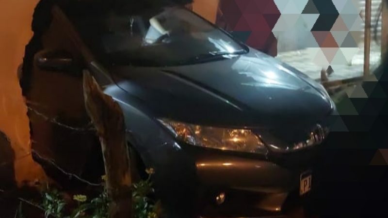 Carro desgovernado destrói residência e estabelecimento em Campo Maior