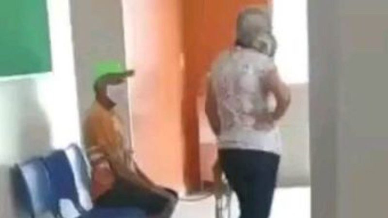 Mulher leva marido amarrado para tomar vacina contra a Covid-19