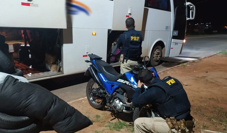 PRF apreende motocicleta furtada que estava sendo transportada em um ônibus de turismo