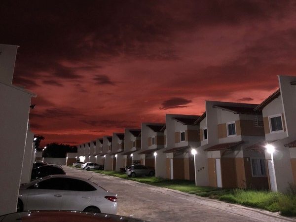 Céu fica vermelho no Piauí com chegada de cinzas vulcânicas; entenda fenômeno