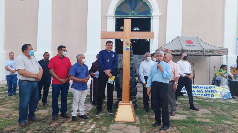 Frei Leandro participa da recepção à cruz peregrina e lançamento da 15ª Romaria da Terra e da Água que acontecerá em Piripiri