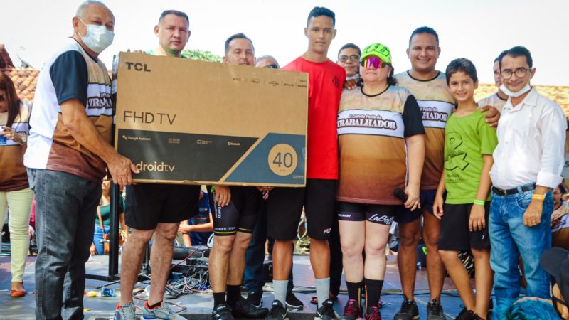 Centenas de pessoas participam do Passeio Ciclístico e Corrida pelas ruas e avenidas de Piripiri no Dia do Trabalhador