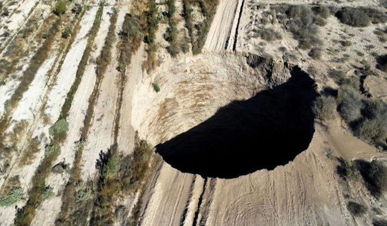 Buraco gigante surge de forma misteriosa no Deserto do Atacama, Chile