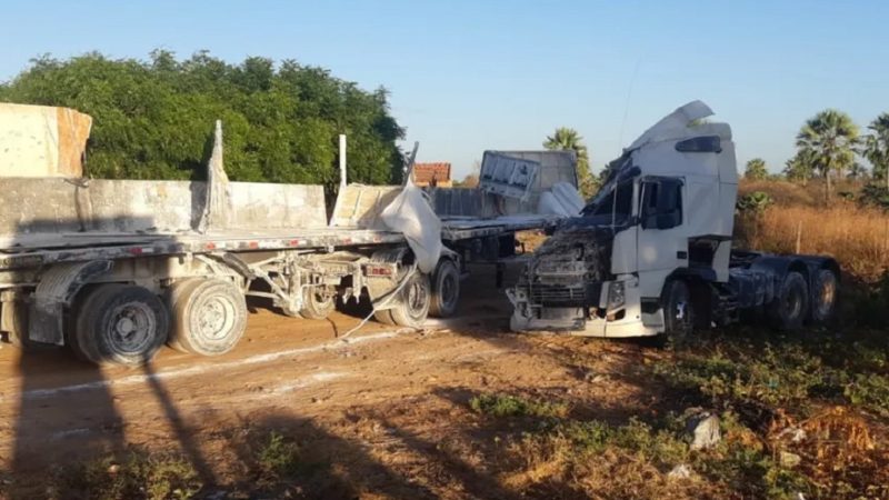 Caminhoneiro morre prensado em carrada de cal após veículo tombar na BR-222 em São João da Fronteira