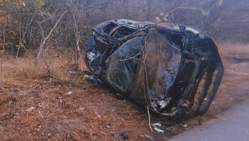 Carro em alta velocidade tenta ultrapassagem e capota na BR-343 em Cocal de Telha