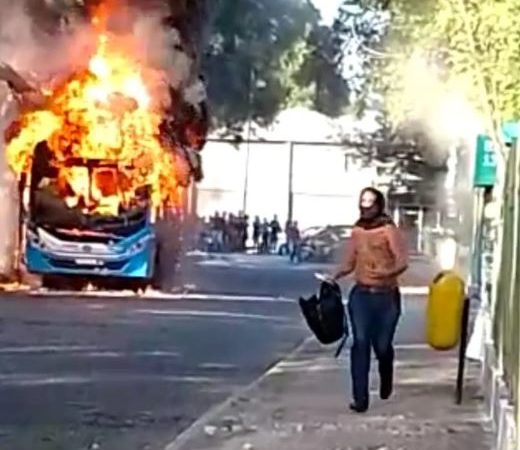 Homem ateia fogo em ônibus na Praça Saraiva, Centro de Teresina, e é preso