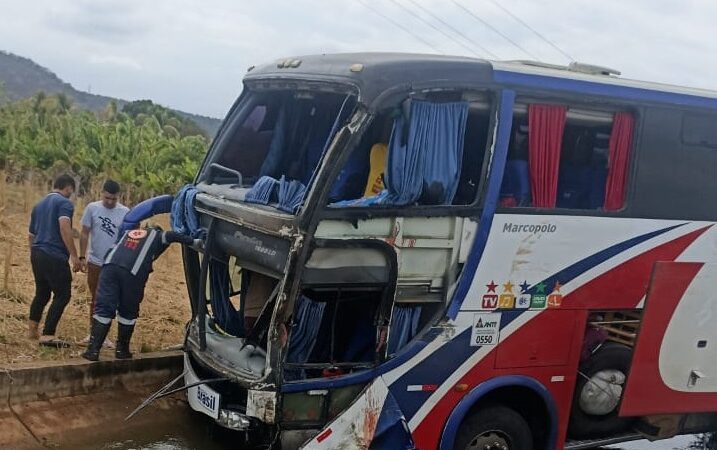 Homem morre e três pessoas ficam feridas após acidente entre carreta e ônibus que seguia de SP a Piripiri