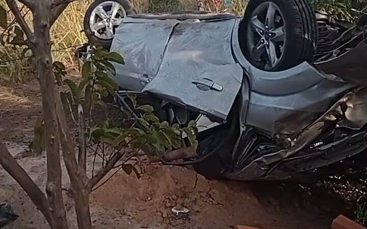 Motorista perde controle do carro, capota e derruba poste na BR-343 em Piripiri