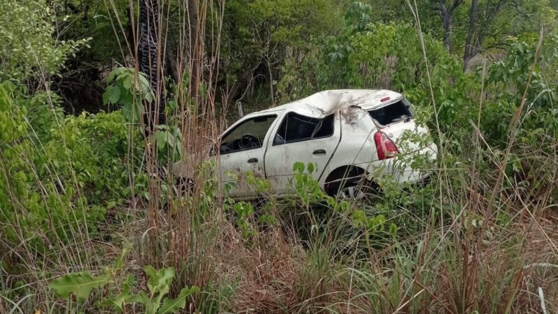 Veículo com filha de vereador capota após desviar de animal na BR-222 entre Batalha e Esperantina