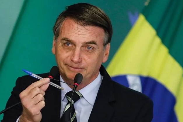 Bolsonaro renova concessão da Globo por mais 15 anos