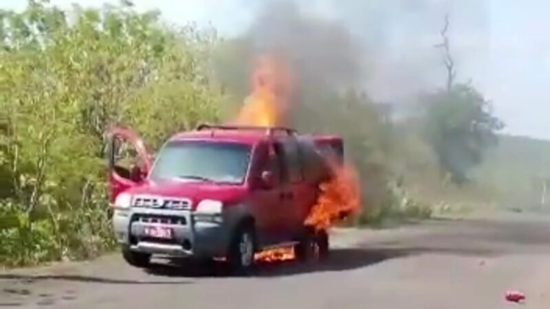 Carro que transporta passageiros fica totalmente destruído após pegar fogo na PI-327 entre Lagoa de São Francisco e Piripiri