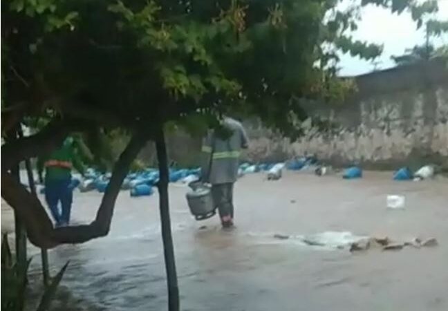 Botijões de gás são arrastados por água durante forte chuva em Piripiri