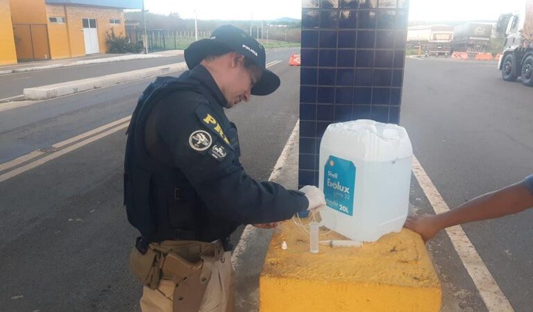 PRF flagra caminhão em atividade poluidora ao meio ambiente na BR-343 em Piripiri