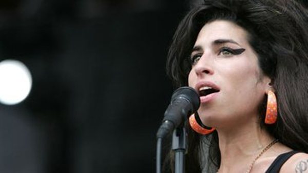 Amy Winehouse é eleita a maior cantora do século 21.