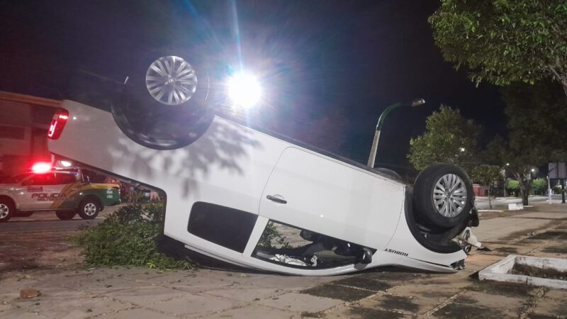 Carro capota em plena avenida Tomaz Rebelo no centro de Piripiri; Vídeo aqui